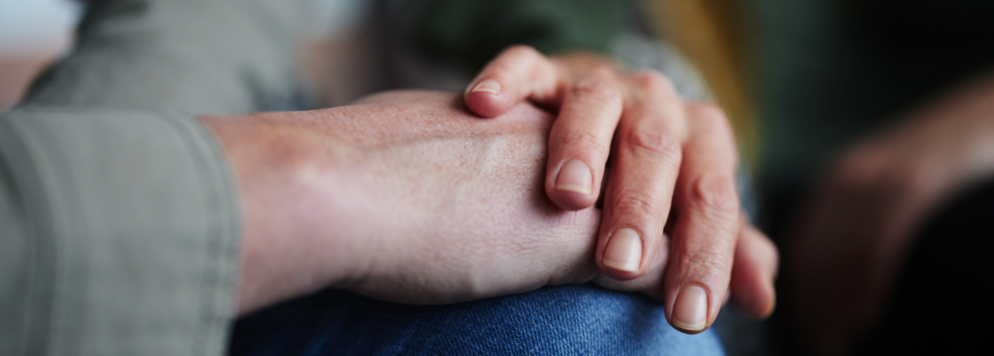 En närbild av en person som håller någons hand.